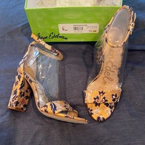 Vintage looking Same Edelman gold print heels NWT